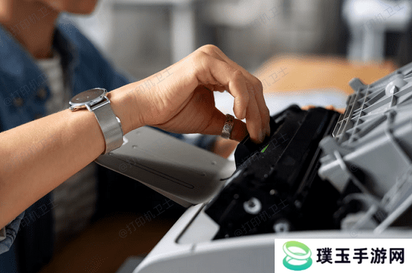 按照型号安全取出硒鼓组件